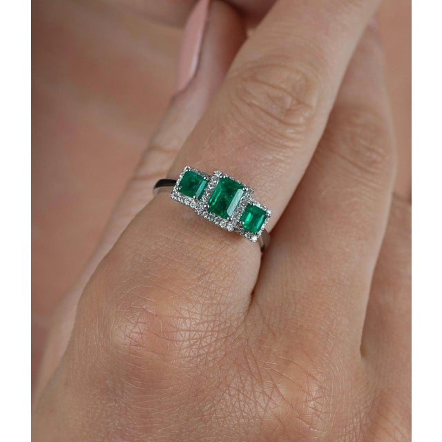 1.03 Carat Emerald and Diamond 3-Stone Ring in 18k White Gold Setting Size 7.5 For Sale In Miami - Image 6 of 10