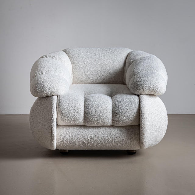 This pair of lounge chairs by Italian designer Adriano Piazzesi dates back to the 1970s. The chairs feature a soft, cloud-...