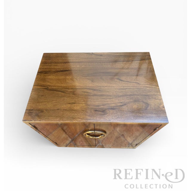 1970s Pair of Mastercraft Grand Rapids Brass-Banded Walnut Nightstands, Circa 1970s–1980s For Sale - Image 5 of 17