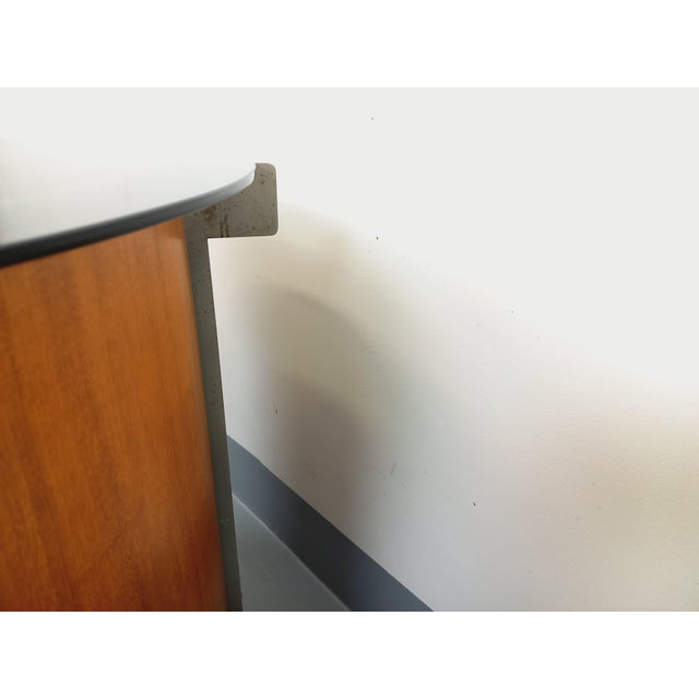 Vintage Italian Round Coffee Table with Swivel Bar on Casters in Curved Teak, Cast Aluminum and Smoked Glass by Eugenio Gerli for Tecno, 1960s For Sale - Image 17 of 18