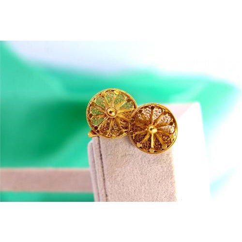 Gold Filigree Cufflinks with Reliefs and Circular Shape, Set of 2 For Sale - Image 6 of 7