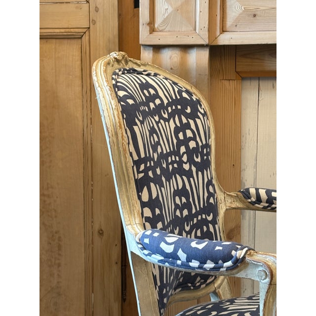 Early 19th Century Pair of Early 19th Century French Bergere Chairs Upholstered in Raoul Textiles Fabric For Sale - Image 5 of 13