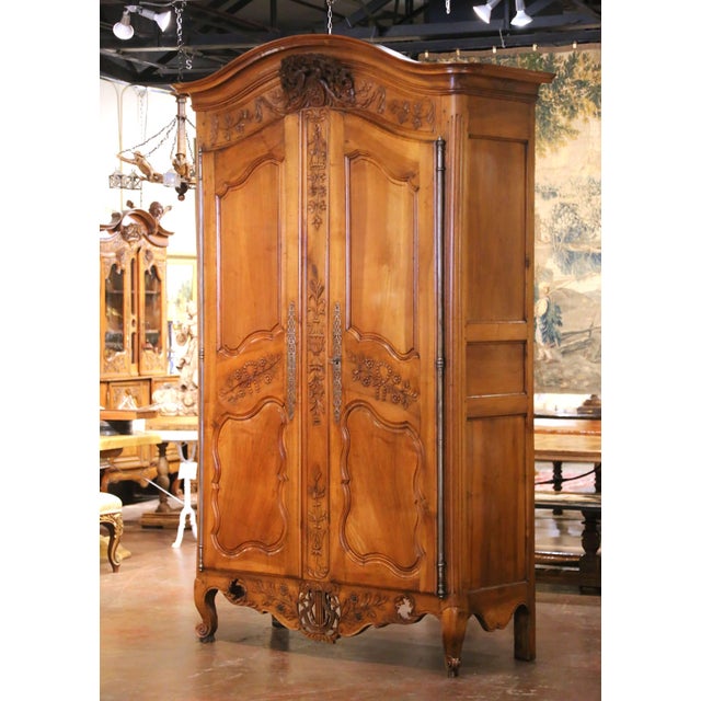 18th Century French Louis XV Carved Walnut Wedding Armoire From Provence For Sale In Dallas - Image 6 of 18