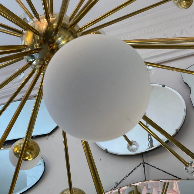 A reinterpretation of the iconic Sputnik ceiling lamp. It combines various finishes on each of its arms: white globes and...