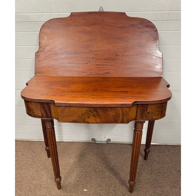 Antique American mahogany and flame mahogany Sheraton card or game table from the first quarter of the 19th century. Table...