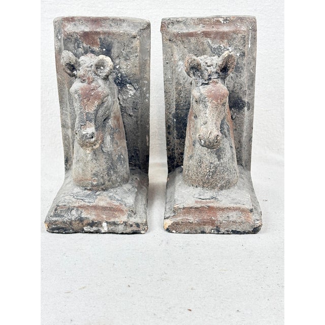 Wonderful weathered horse bookends. Made of a stone/concrete type material. Makes a lovely rustic accent to any bookshelf....