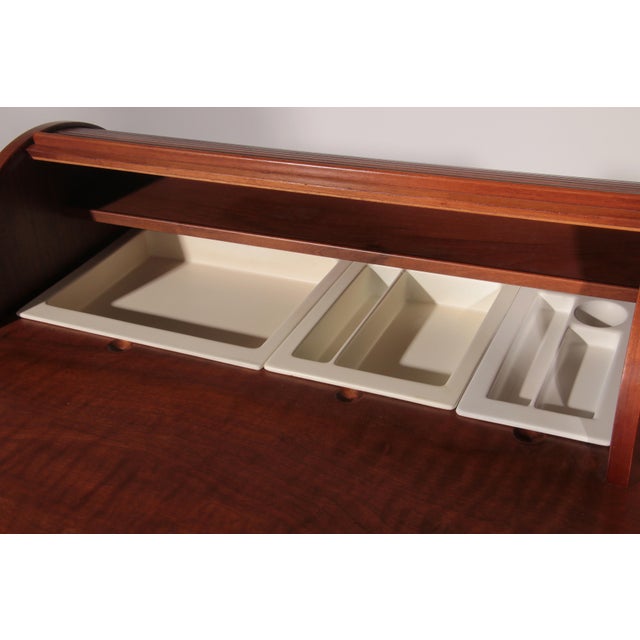Mid-Century Modern Italian Maia Walnut Desk by Giotto Stoppino for Bernini, 1960s For Sale - Image 3 of 15