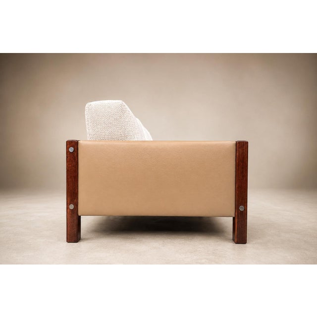 1960s Sergio Rodrigues "Millor" Sofa in Rosewood, Leather & Textured Fabric, Brazil, 1960s For Sale - Image 5 of 18