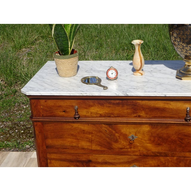 Louis Philippe Commode in Walnut and White Marble, 1850s For Sale - Image 4 of 18