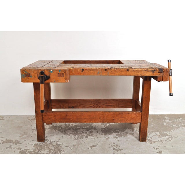 These old carpenter's workbenches remain beautiful. And especially this old nooitgedagt with two well-functioning vices!...