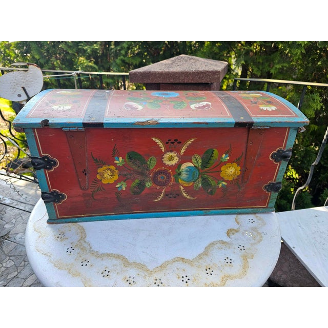 Pre-war painted chest made in Scandinavian style, Os-rosemaling, dimensions: height 27 cm, width 63 cm, depth 33.5 cm.