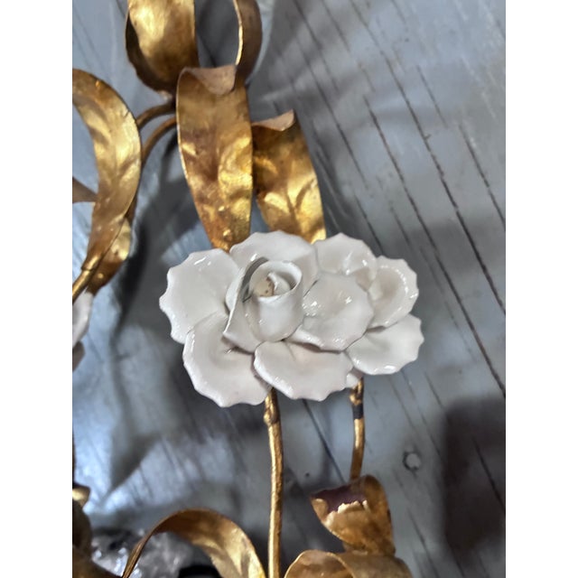 Italian 1960s Italian Tole Wall Sconce With Porcelain Roses For Sale - Image 3 of 4