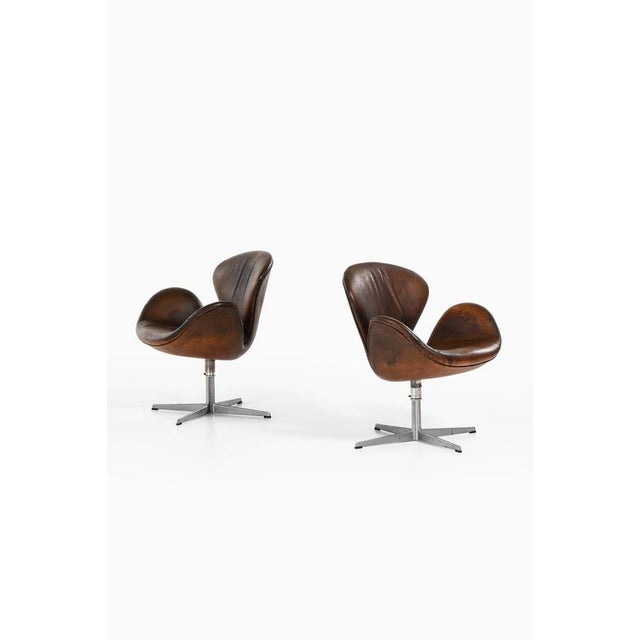 Pair of easy chairs in aluminium and leather by arne jacobsen, 1970's additional information: material: aluminium and...