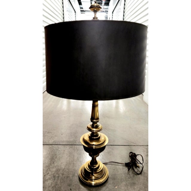Stiffel Beautiful Vintage Stiffel Brass Table Lamp With Polished Black Shade For Sale - Image 4 of 12
