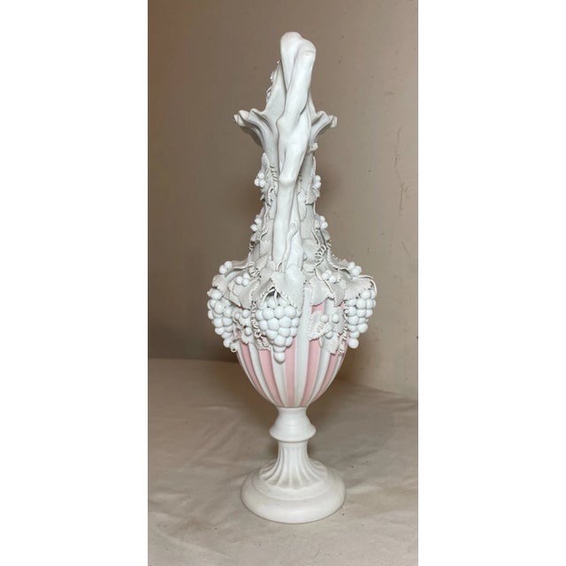 1920s Antique English Handmade Bennington Pink Parian Porcelain Grape Vine Ewer Vase For Sale - Image 5 of 14