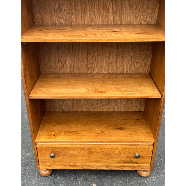 1990s Broyhill Attic Heirlooms Fatmhouse Oak Bookshelf For Sale - Image 5 of 10