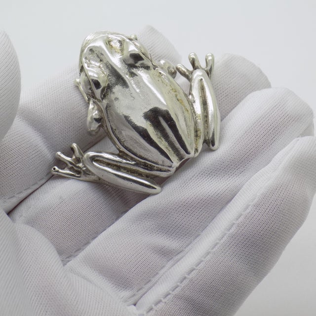 A striking piece for its realism and presence, with well defined volumes and carefully executed details that fully convey...