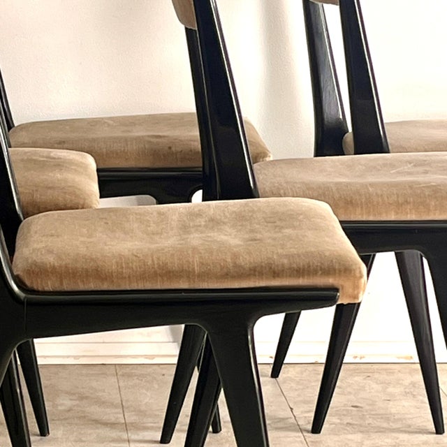 1950s Dining Chairs in Black Lacquered Wood and Velvet attributed to Silvio Cavatorta, Italy, 1950s, Set of 6 For Sale - Image 5 of 12