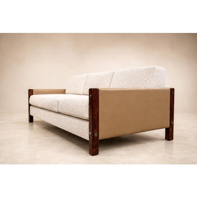 Sergio Rodrigues "Millor" Sofa in Rosewood, Leather & Textured Fabric, Brazil, 1960s For Sale - Image 17 of 18