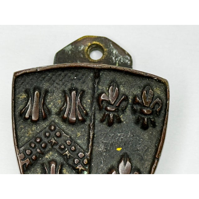 English British Cheddar Bronze Door Knocker Heraldic Coat of Arms Shield Fleur De Lys C1925 For Sale - Image 3 of 18