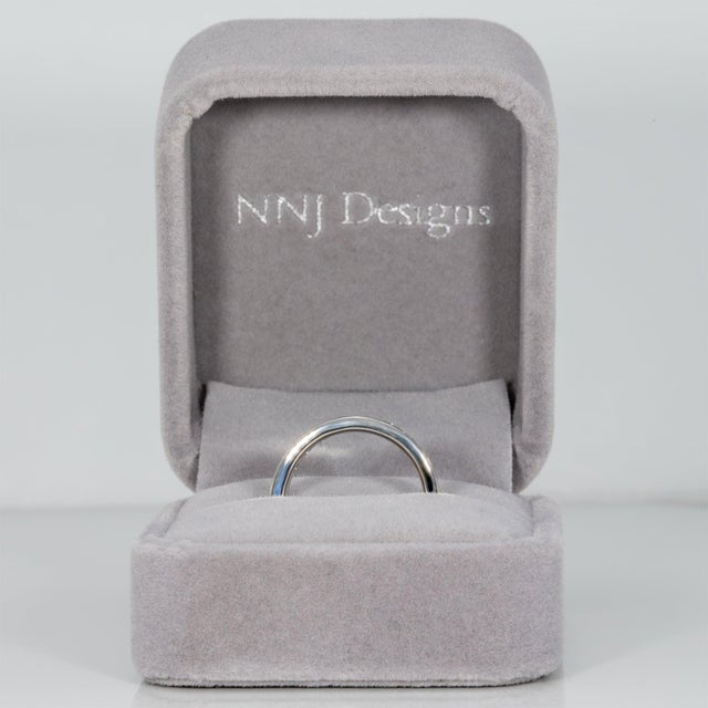 Diamond Estate Band With 9 Earth-Mined Diamonds in Solid 14k Gold, Size 6.75 For Sale - Image 4 of 8