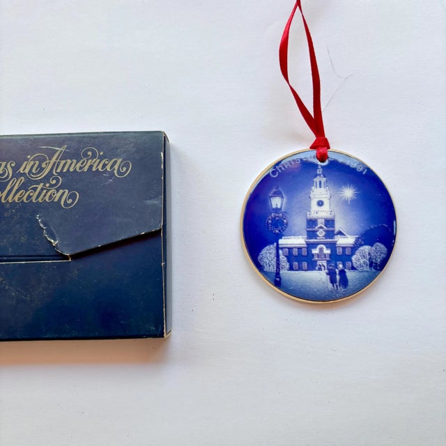 1990s Vintage Bing & Grøndahl Ornament "Independence Hall" From the "Chirstmas in America" Limited Edition - Blue White Porcelain For Sale - Image 5 of 8