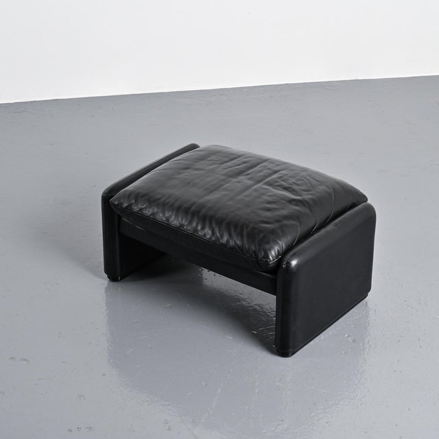 1970s Maralunga Ottomans by Vico Magistretti for Cassina, Italy, 1973, Set of 2 For Sale - Image 5 of 11