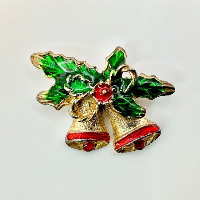 American 1920s Antique Boho Chic Americana Christmas Bells & Holly Brooch. For Sale - Image 3 of 5