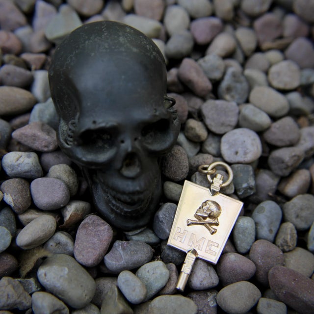 1950s 10k Gold Momento Mori Skull Pendant Charm For Sale - Image 9 of 10