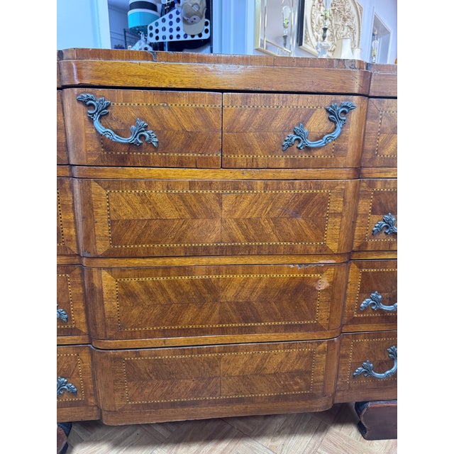 1900 - 1909 French Provincial Serpentine Walnut Commode, C. 1880–1910 — Herringbone Veneer & Ebony Stringing For Sale - Image 5 of 12
