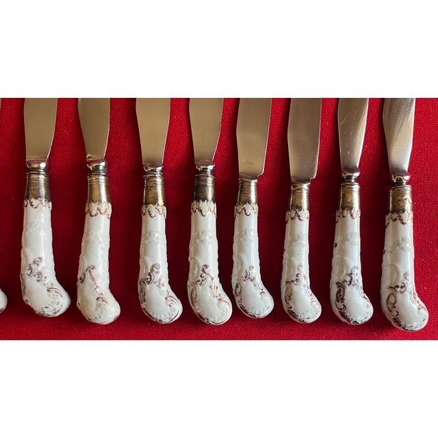 Antique 18th Century English George II Bow Porcelain Dinner Knives With Blades by Frazer & Haws, London Circa 1750 - A Set of 12 For Sale - Image 12 of 12