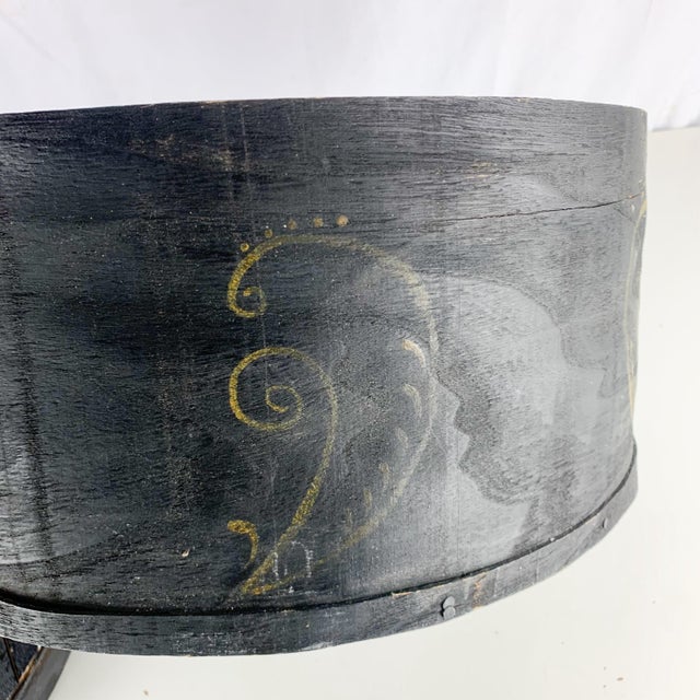 Vintage Large Pennsylvania Dutch Hand Painted Pantry Cheese Box Bentwood Doves For Sale - Image 9 of 12