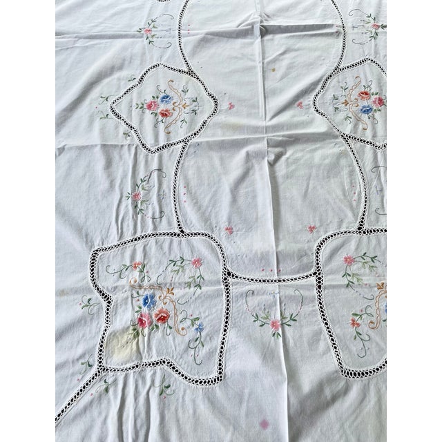 1940s Vintage Handmade Tablecloth & 9 Napkins Set – Embroidered Floral, Crocheted Edges, Cutwork For Sale - Image 5 of 10