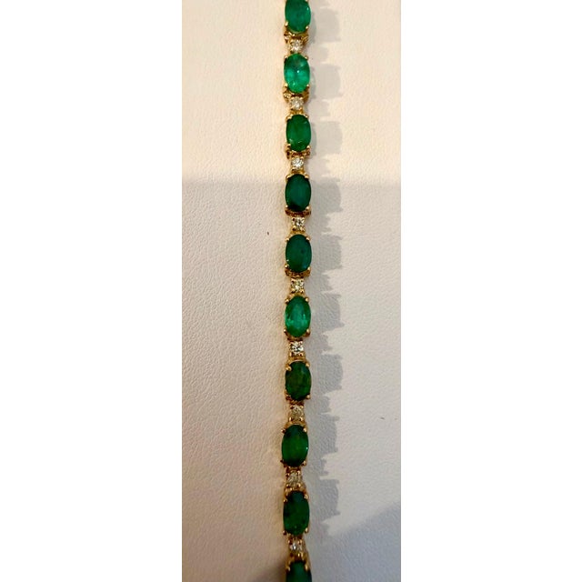 Emerald 9 Carat Natural Emerald & Diamond Cocktail Tennis Bracelet 14 Karat Yellow Gold For Sale - Image 8 of 18
