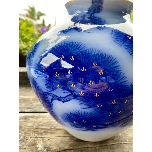 Mid 20th Century Koransha Japanese Porcelain Vase | Cobalt Blue Pine Design | Gold Accents For Sale - Image 10 of 15