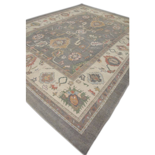 This modern Turkish Oushak rug is a stunning piece of art that has been handwoven using traditional techniques by skilled...