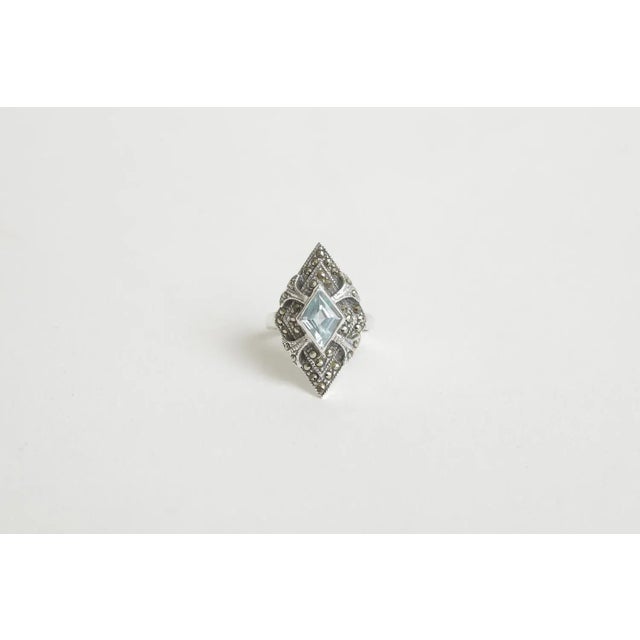 This is part of Chairish’s Costume Jewelry assortment. This lovely vintage art deco ring is a beautiful blue topaz in the...