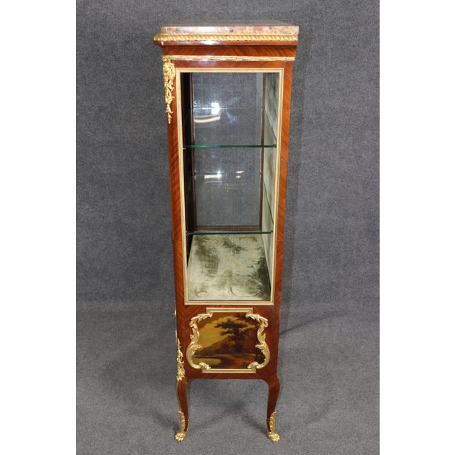 French Fine Bronze Mounted Vernis Martin Painted French Louis XV Vitrine For Sale - Image 3 of 15
