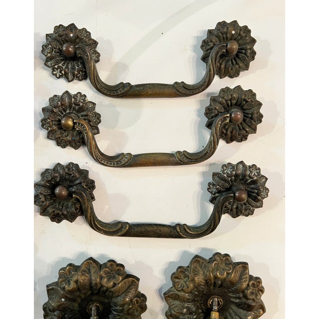 Vintage Keeler Brass Co Antiqued Brass Drop Bail Pull With Round Rosettes & 2 Drop Ring Pulls With Rosettes - 9 Piece Set For Sale - Image 6 of 8