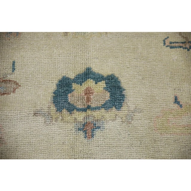 This modern Turkish Oushak rug is a stunning piece of art that has been handwoven using traditional techniques by skilled...