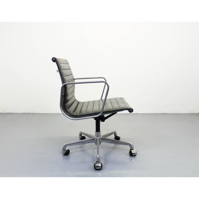 Mid-Century Modern EA117 Office Chair by Charles & Ray Eames for Herman Miller, 1980s For Sale - Image 3 of 16
