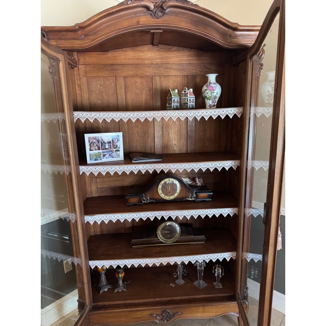 French Provincial 1970s Elegant French Provincial Curio Cabinet / Display Hutch – Solid Wood Glass China Cabinet For Sale - Image 3 of 4