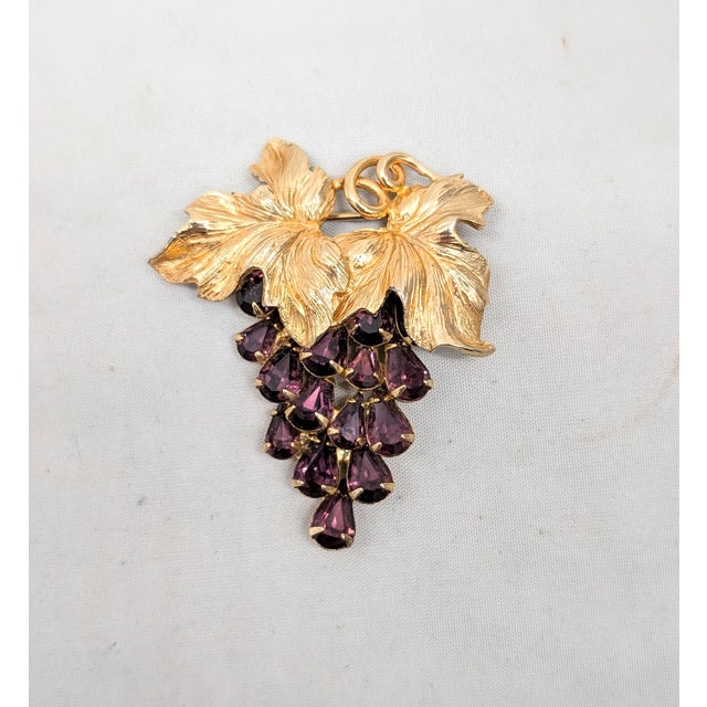 Napier Vintage 1960s Signed Napier Goldtone Faux-Amethyst Grape Cluster Brooch For Sale - Image 4 of 6