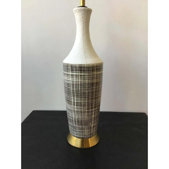 Mid-Century Modern 1950s Ceramic Grid Pattern Brown or White Table Lamp For Sale - Image 3 of 9