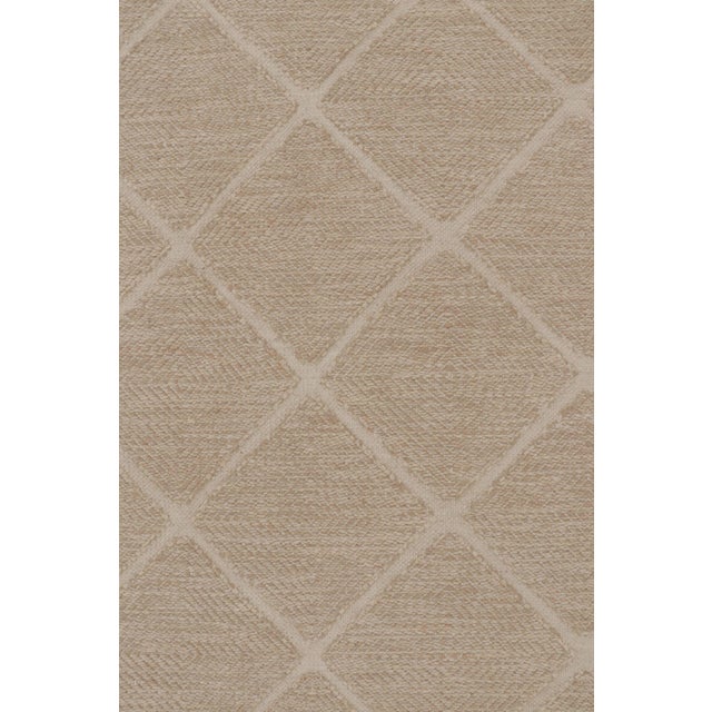 Rug & Kilim’s Scandinavian-Inspired Rug, Geometric Diamond Lattice in Beige For Sale In New York - Image 6 of 10