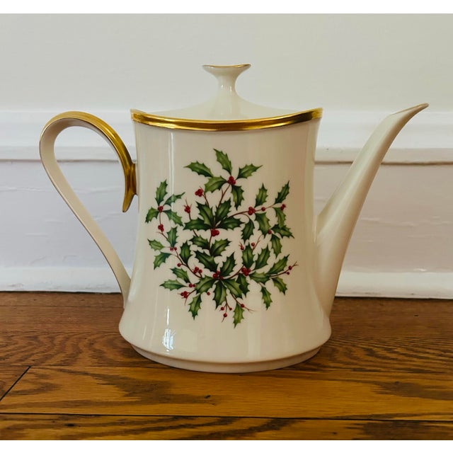 Authentic Lenox Holiday coffee pot with matching lid from the Dimension Collection. Features the classic holly and berry...