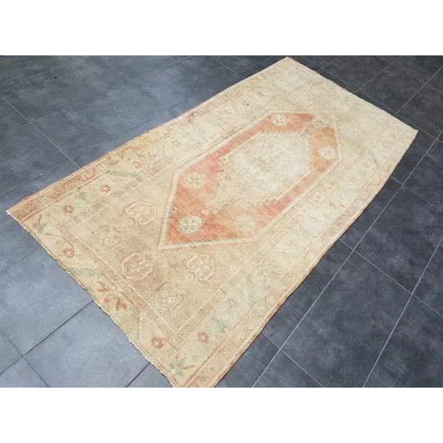 1960s Vintage Oushak Handmade Rug- 4′7″ × 8′4 For Sale - Image 9 of 11