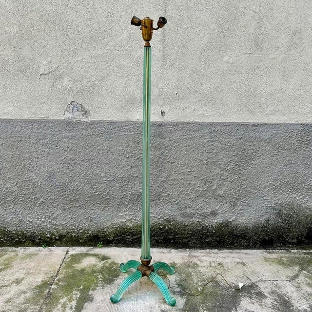Murano glass floor lamp attributable to Barovier & Toso, made in Italy between the 1930s and 1940s. Elegant specimen...