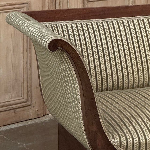 Early 19th Century French Charles X Mahogany Sofa ~ Canape For Sale In Dallas - Image 6 of 18