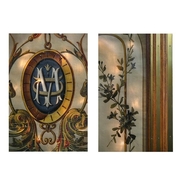 Store du 18ème siècle encadré et illuminé This piece is designed in the style of the selected designer and/or manufacturer